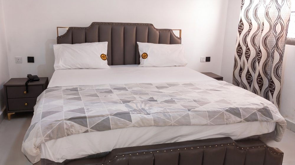 JENNABWA king bedroom