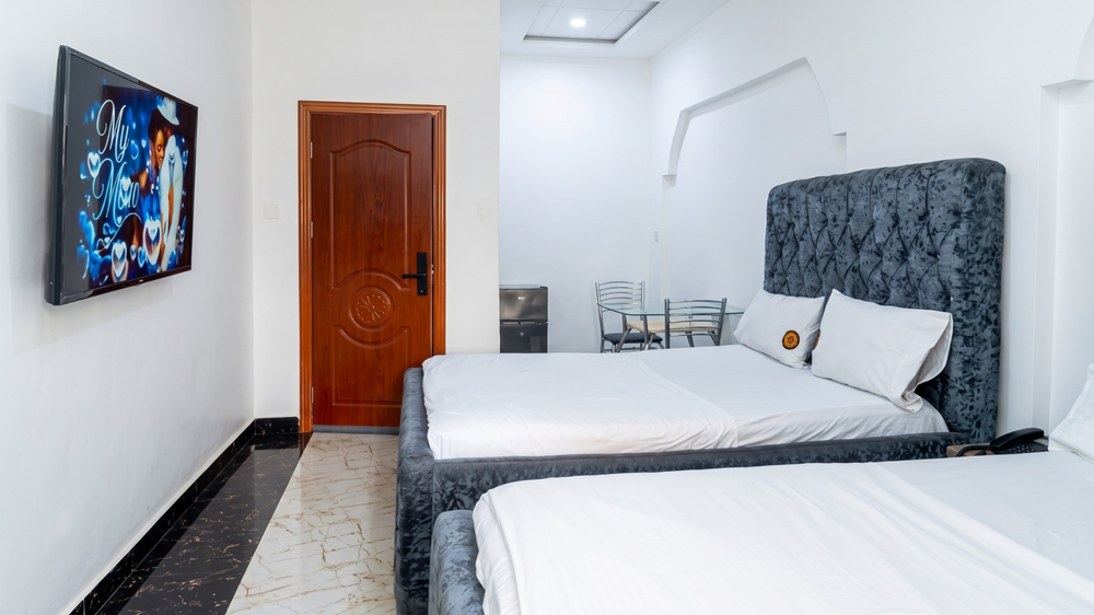 JENNABWA Lodge deluxe room with two beds and TV